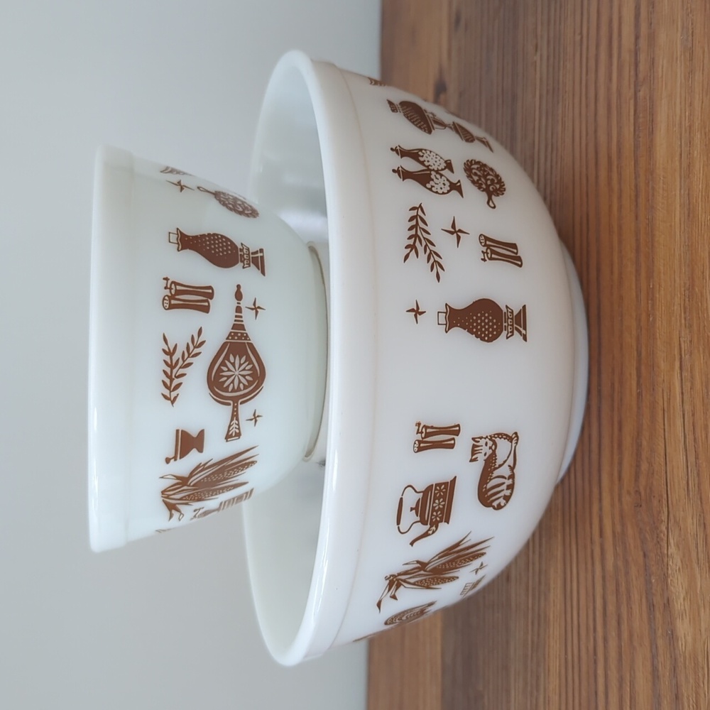 Vintage Pyrex Early American Mixing Bowl Set (2) 2.5 Qt #403 & 1.5 Pt #401 - Picture 10 of 13
